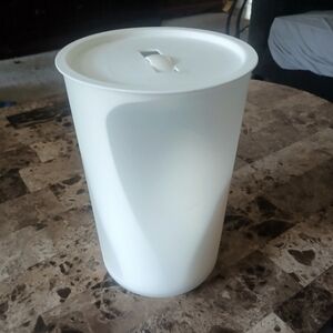 Tupperware Bagel Keeper